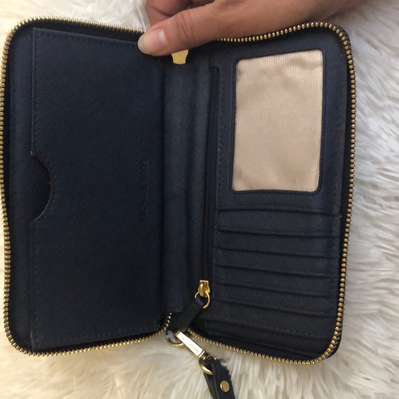 Michael Kors wrist wallet - Picture 2 of 3